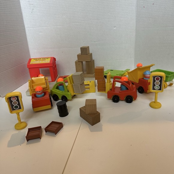 1978 Vintage Fisher Price Little‎ People Lift and Load Lumber Yard #944 Extras - Picture 1 of 9